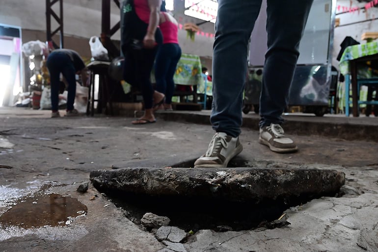 Las cañerías están llenas de grasa y filtran, lo que provoca daños en los pisos. Hay tapas de registro "flotantes", que son un peligro para los permisionarios y clientes del "Mercadito".