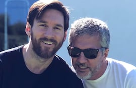 Lionel Messi (i) junto a su padre, Jorge Messi.