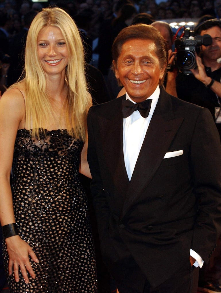 Gwyneth Paltrow y Valentino en el festival de Venecia de 2002.