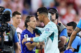 Luka Modrić de Croacia felicita a Cristiano Ronaldo de Portugal tras la victoria por 2-1 durante el partido de dieciseisavos de final de la Copa Mundial de la FIFA 2026 entre Portugal y Croacia en el Toronto Stadium, en Toronto, Ontario.