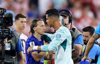Luka Modrić de Croacia felicita a Cristiano Ronaldo de Portugal tras la victoria por 2-1 durante el partido de dieciseisavos de final de la Copa Mundial de la FIFA 2026 entre Portugal y Croacia en el Toronto Stadium, en Toronto, Ontario.