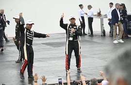 Miki Zaldívar y Juan José Sánchez (d) celebran la victoria en la Masters Cup, Rally del Paraguay 2026.