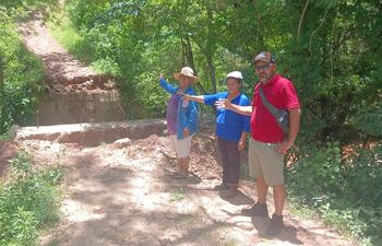 Pobladores de la calle San José Apeputy señalan que la construcción de un puente fue abandonada.