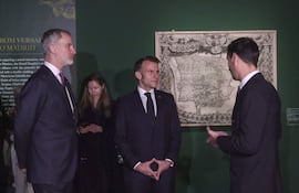El presidente de Francia, Emmanuel Macron, junto al rey de España, Felipe VI, visitaron este martes en el Palacio de Versalles una exposición sobre Luis de Francia (1661-1711), que ilustra los múltiples "vínculos" que unen a España y Francia, y que supone el regreso de un monarca español a este monumento mundial en 121 años. (EFE/ Pol Lloberas Cardona)