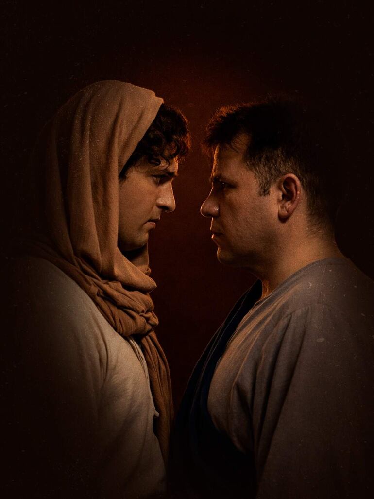 David Vázquez como José y Fernando Cáceres como Cleofás, en una imagen promocional de la obra "José, el musical".