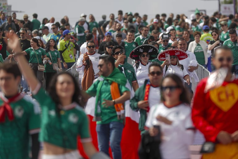 Aficionados animan previo a la inauguración del Mundial de la FIFA 2026 este jueves, en el estadio Ciudad de México (México).