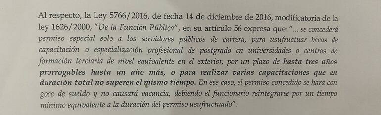 Parte de la Ley 5766 donde se aclara que funcionarios públicos pueden capacitarse y especializarse con permiso especial y goce de sueldo.