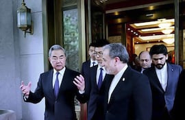 El canciller chino, Wang Yi, dijo en Pekín a su colega iraní, Abás Araqchí, que la guerra lanzada por Estados Unidos e Israel contra Irán es "ilegítima", durante la primera visita del ministro persa a China desde el comienzo del conflicto el pasado febrero.