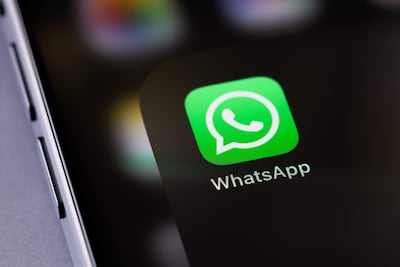 Icono de WhatsApp en pantalla de dispositivo móvil, fondo digital sin personas ni elementos identificables.