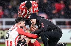 El zaguero central paraguayo, Omar Alderete tuvo que abandonar el terreno de juego antes de la media hora de partido, en el duelo entre Sunderland y Everton, por la fecha 37 de la Premier League de Inglaterra.