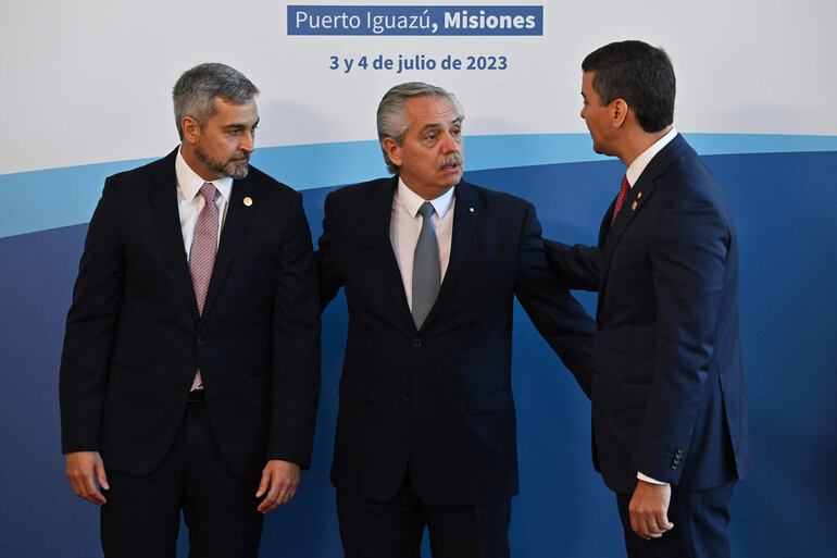 El presidente de Argentina, Alberto Fernández (C) saluda al mandatario de Paraguay, Mario Abdo Benítez (i) y el presidente electo Santiago Peña (d), en Puerto Iguazu, Argentina. (AFP)