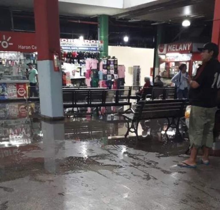 En la Estación de Buses de Asunción, los usuarios y comerciantes se deben “acostumbrar” a que el agua entre.