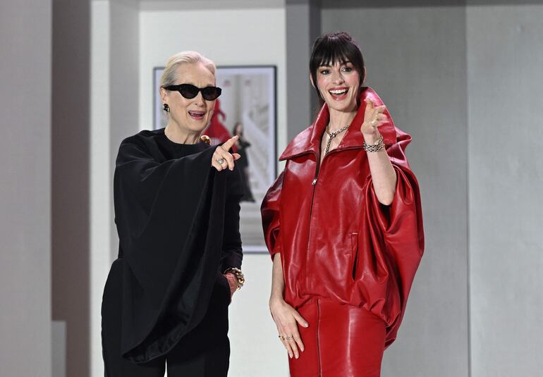 Las actrices estadounidenses Meryl Streep y Anne Hathaway se mostraron felices durante un evento para promocionar la película "El diablo viste a la moda 2" en Seúl. (Jung Yeon-je / AFP)