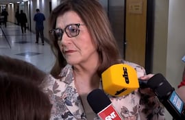 Senadora colorada Blanca Ovelar dando declaraciones en el Congreso