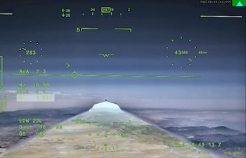 Fotografía cedida por la NASA que muestra una pantalla indicativa con el sistema de visión externa del avión experimental X-59. La NASA desveló este viernes que el avión experimental X-59 sobrepasó por primera vez la velocidad del sonido, lo que consideró un importante hito en el desarrollo de esta aeronave que pretende impulsar los vuelos comerciales supersónicos silenciosos.