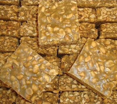 El "ka'i ladrillo" es un postre elaborado con miel y maní, entero o triturado. Foto: Facebook.