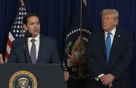 Captura de video tomada de una transmisión de La Casa Blanca del presidente de Estados Unidos, Donald Trump, escuchando al secretario de Estado Marco Rubio (i) durante una declaración este sábado, desde Palm Beach (FL, EE.UU.). Rubio dijo tras la operación que depuso a Nicolás Maduro del poder en Venezuela, que si "estuviera en La Habana, estaría preocupado aunque fuera un poco", mientras que Trump dijo que la isla es un "caso muy similar" y que su objetivo es ayudar al pueblo cubano frente al castrismo. EFE/ La Casa Blanca /SOLO USO EDITORIAL/ SOLO DISPONIBLE PARA ILUSTRAR LA NOTICIA QUE ACOMPAÑA (CRÉDITO OBLIGATORIO)