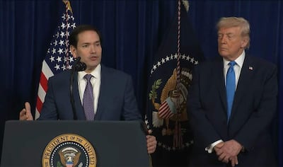 Captura de video tomada de una transmisión de La Casa Blanca del presidente de Estados Unidos, Donald Trump, escuchando al secretario de Estado Marco Rubio (i) durante una declaración este sábado, desde Palm Beach (FL, EE.UU.). Rubio dijo tras la operación que depuso a Nicolás Maduro del poder en Venezuela, que si "estuviera en La Habana, estaría preocupado aunque fuera un poco", mientras que Trump dijo que la isla es un "caso muy similar" y que su objetivo es ayudar al pueblo cubano frente al castrismo. EFE/ La Casa Blanca /SOLO USO EDITORIAL/ SOLO DISPONIBLE PARA ILUSTRAR LA NOTICIA QUE ACOMPAÑA (CRÉDITO OBLIGATORIO)