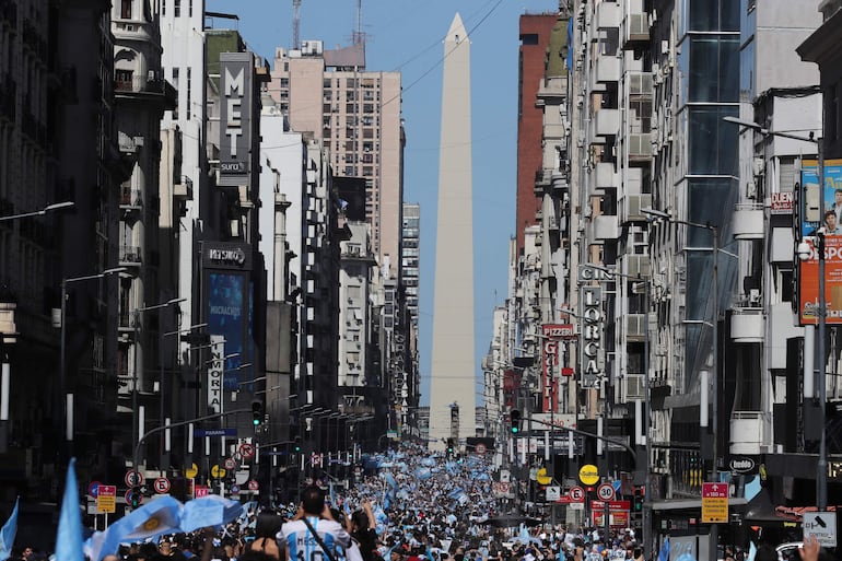 Imagen de archivo: hinchas de Argentina celebran tras ganar la final del Mundial de Fútbol Qatar 2022 entre Argentina y Francia, en el Obelisco Buenos Aires (Argentina).