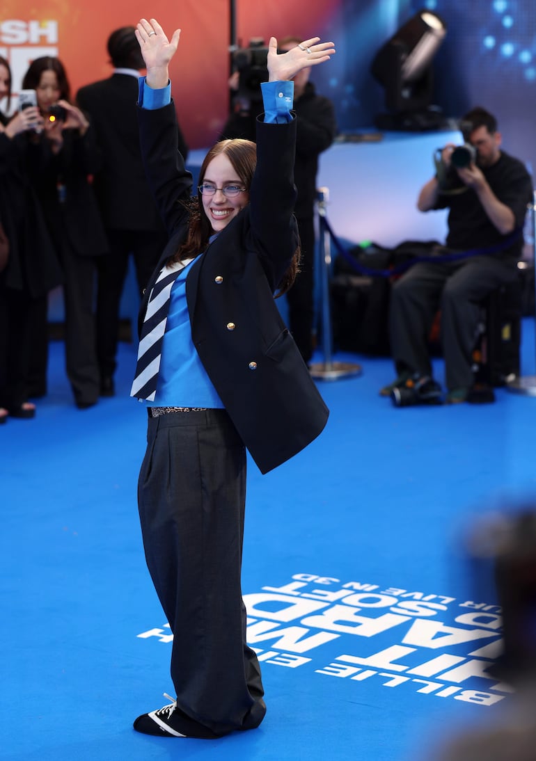 ¡Feliz! Billie Eilish en la premier de "Hit Me Hard and Soft: The Tour (Live in 3D)" en el Leicester Square de Londres. (EFE/EPA/ANDY RAIN)
