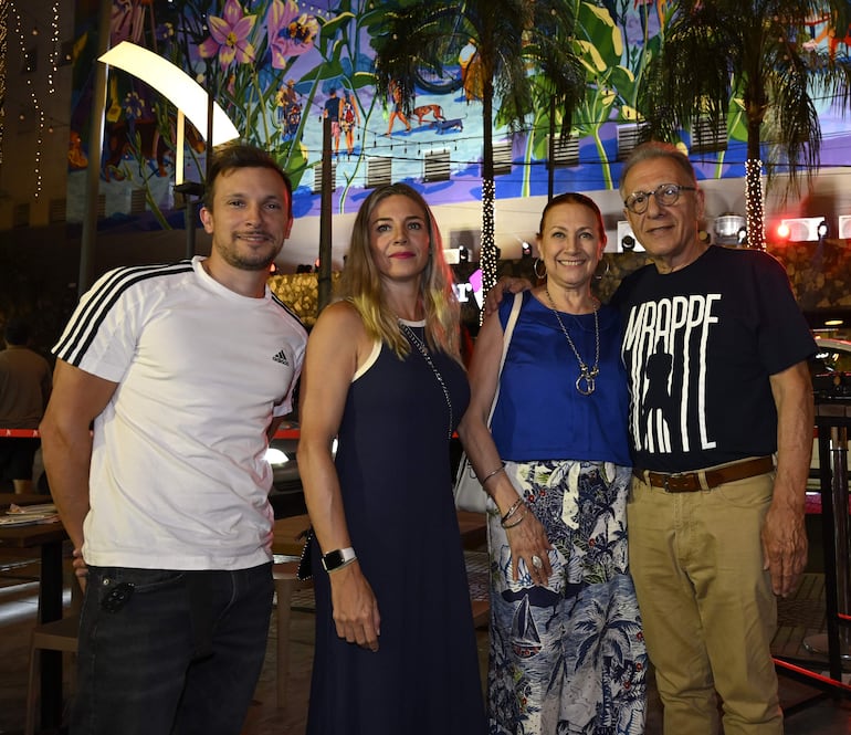 Santiago y Renata Ávila junto con Cristina Paoli y Pablo Ávila.