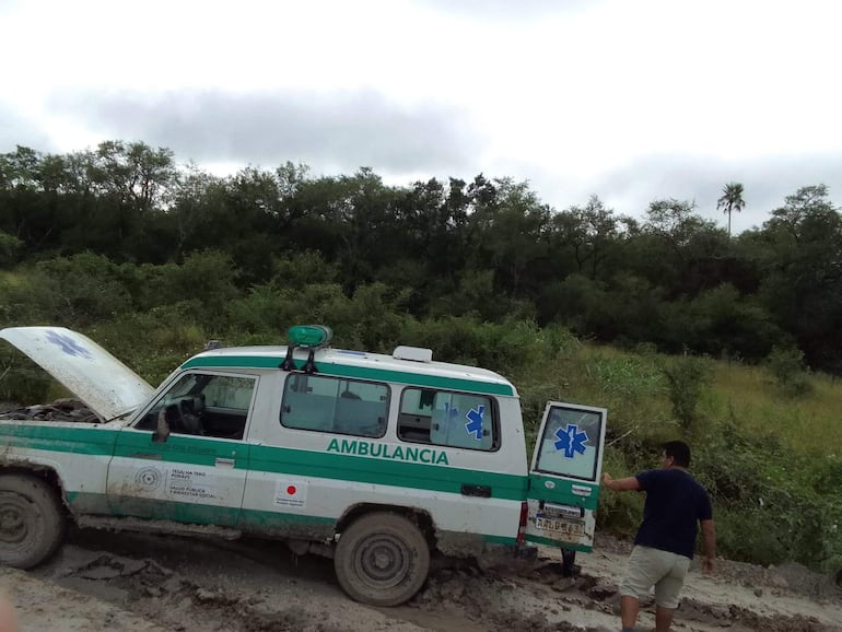 Camino precario impide paso de ambulancia