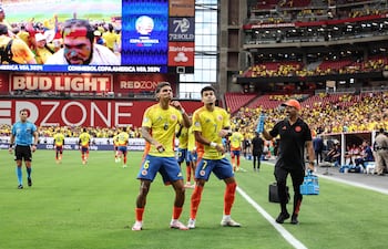 Luis Díaz de Colombia celebra tras anotar junto a su compañero Richard Ríos, durante el partido de la Copa América 2024 entre Colombia y Costa Rica en el State Farm Stadium.