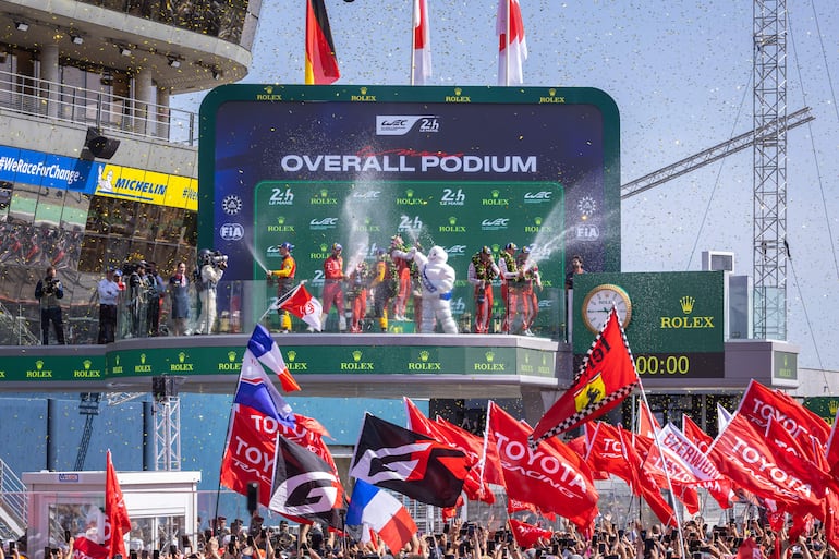 Celebración de los integrantes del podio tras Las 24 Horas de Le Mans.