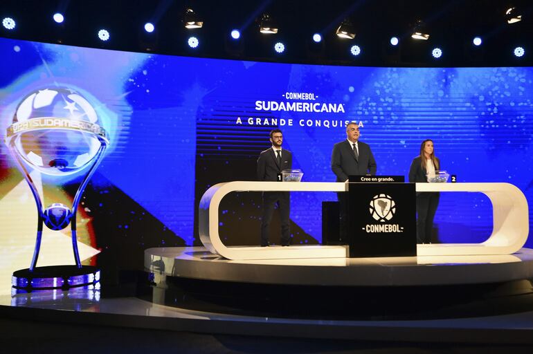 El brasileño Frederico Nantes (c) en el sorteo de la Copa Sudamericana 2024 en la sede de la Conmebol, en Luque, Paraguay. 