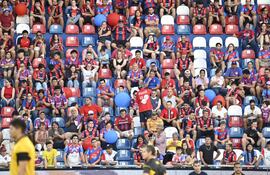 Los hinchas de Cerro Porteño en la previa del partido frente a Guaraní por la séptima fecha del torneo Apertura 2025 del fútbol paraguayo en el estadio La Nueva Olla, en Asunción, Paraguay.