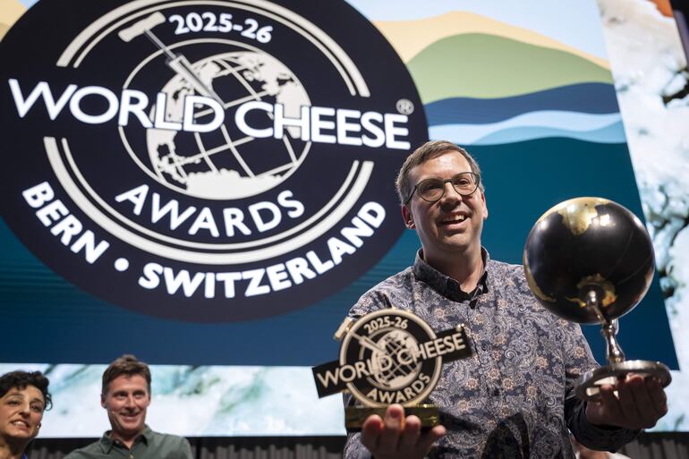 El quesero suizo Hitz Pius de la compañía quesera Vorderfultigen posa con el trofeo tras ganar los World Cheese Awards con un queso Gruyere AOP Special de más de 18 meses, durante la ceremonia de entrega de premios tras la final de los 37º World Cheese Awards, en el Festhalle de Berna, Suiza, el 13 de noviembre de 2025.