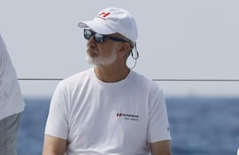 El rey Felipe VI a bordo del Hispania participando de la Copa del Rey de vela, en la bahía de Palma. (EFE/Ballesteros)