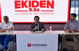 Aníbal Zelada, Marcelo Toyotoshi y Francisco Palau durante la conferencia de Ekiden 9.5 K, la carrera más divertida.