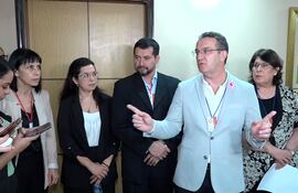 Ernesto Weber, de la Sociedad Paraguaya de Pediatría, en compañía de otros médicos, tras una reunión que mantuvieron con el presidente del Congreso Nacional.