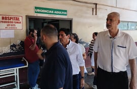 Arnoldo Wiens (der.) visitó ayer el hospital regional de Ciudad del Este.