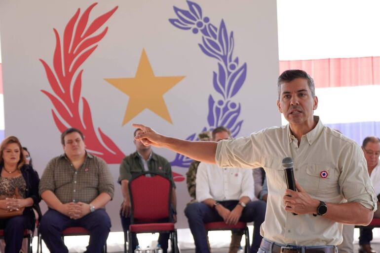 Santiago Peña presenta decreto sobre regulación de alcoholes y biocombustibles.