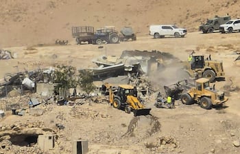 SUR DE HEBRÓN (GAZA Y CISJORDANIA), 02/09/2026.- La organización israelí pro derechos humanos B'Tselem informó este miércoles de que fuerzas israelíes irrumpieron durante la madrugada en la comunidad de Jírbet at Taban, en las colinas del sur de Hebrón (sur de Cisjordania), y demolieron la totalidad de la aldea. En imágenes compartidas por la ONG se ve cómo las excavadoras tumban las viviendas, los corrales, las cisternas y los depósitos que habían permitido vivir a 12 familias -unas 70 personas, entre ellas 28 menores. La organización afirma que Jírbet al Taban es la comunidad palestina número 66 en ser desplazada por completo por Israel desde octubre de 2023, cuando empezó la ofensiva en Gaza después de que un grupo de milicias palestinas liderada por Hamás franqueara la frontera israelí y matara a más de 1.200 personas. EFE/ Ong B'tselem SOLO USO EDITORIAL SOLO DISPONIBLE PARA ILUSTRAR LA NOTICIA QUE ACOMPAÑA (CRÉDITO OBLIGATORIO)