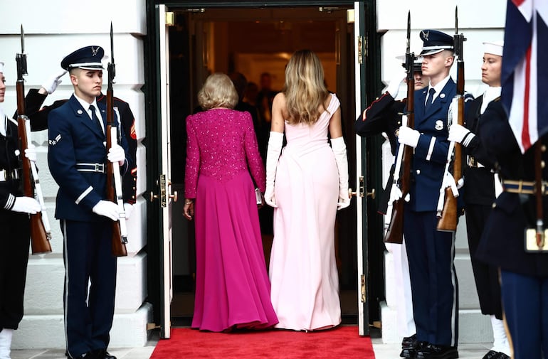 La reina Camila y la primera dama estadounidense Melania Trump ingresando al salón donde tuvo lugar el banquete de Estado en la Casa Blanca. (HENRY NICHOLLS / AFP)