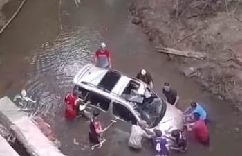El automóvil en la que viajaba la familia quedó con serios daños materiales tras colapsar el puente que estaban cruzando.