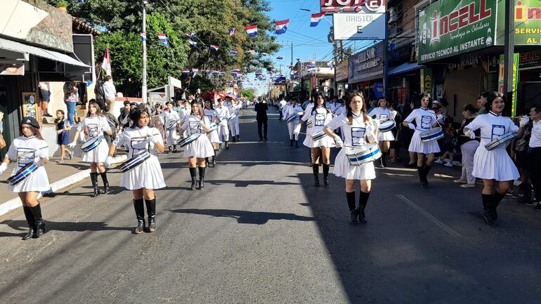 Estudiantes del Colegio Nacional Arquitecto Tomás Romero Pereira de la ciudad de San Antonio desfiló en la localidad de Ñemby.