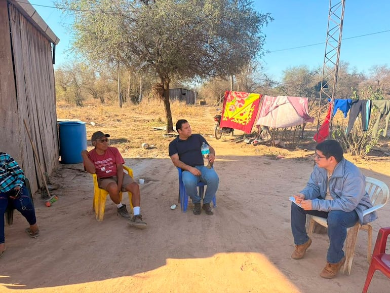 Reunión entre el abogado del Indi, Juan José Mallada, el abogado ayoreo Tagüide Picanerai y miembros de la comunidad 10 de febrero del Pueblo Ayoreo.