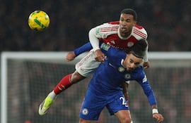 El defensa francés #27 del Chelsea, Malo Gusto (D), compite con el defensa brasileño #06 del Arsenal, Gabriel Magalhaes (C), durante el partido de vuelta de las semifinales de la Copa de la Liga inglesa entre el Arsenal y el Chelsea en el Emirates Stadium de Londres, el 3 de febrero de 2026. (Foto de Adrian Dennis / AFP)