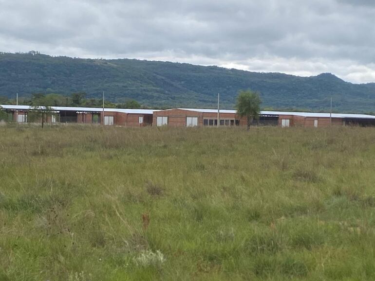 Vecinos se oponen a la instalación de una granja avícola en medio de urbanizaciones de Paraguarí.