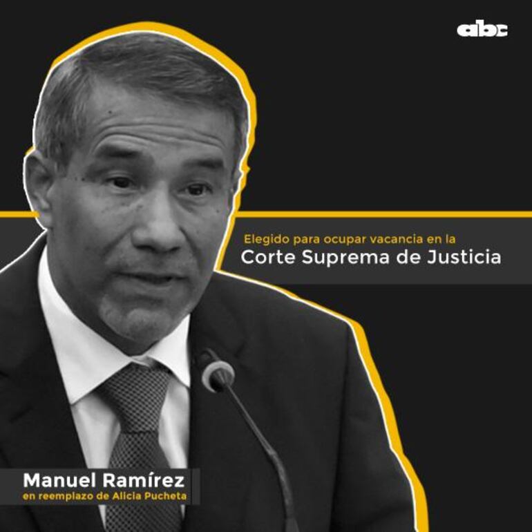Manuel Ramírez, vestido con camisa blanca y corbata oscura, habla en un entorno formal con fondo negro y detalles amarillos.
