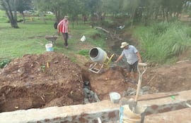 Los vecinos del barrio Santa Bárbara trabajan para mejorar uno de los lugares para evitar la acumulación de los derechos domiciliarios