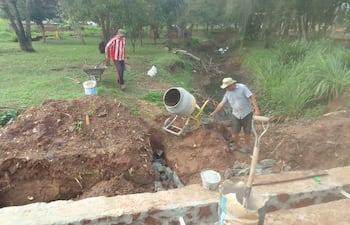 Los vecinos del barrio Santa Bárbara trabajan para mejorar uno de los lugares para evitar la acumulación de los derechos domiciliarios