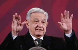 El presidente de México, Andrés Manuel López Obrador, habla durante su conferencia matutina hoy en Palacio Nacional, en Ciudad de México (México). Propuso este viernes una consulta ciudadana para dar solución al debate sobre las corridas de toros en el país.