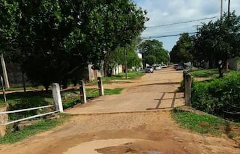 La filtración de agua por la tapa de un registro de alcantarillado sanitario preocupa a los vecinos de San José, en Carapeguá.
