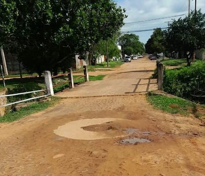 La filtración de agua por la tapa de un registro de alcantarillado sanitario preocupa a los vecinos de San José, en Carapeguá.