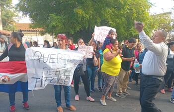 Familias del barrio San Francisco se manifiestan frente al MUVH exigiendo el título de sus viviendas.